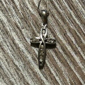 Cross pendant necklace